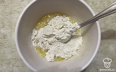 Добавьте в миску муку.