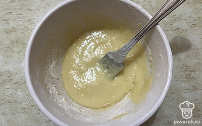 Из всех продуктов замешайте густое тесто.