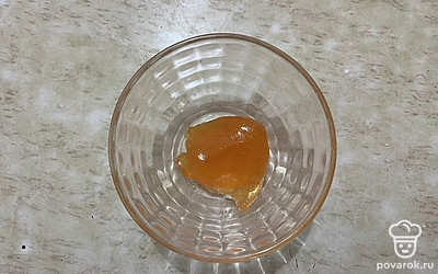 В отдельную емкость поместите джем. 