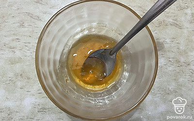 Емкость с джемом отправьте в микроволновку на 30 секунд.