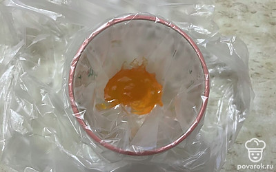 Жидкий джем поместите в одноразовый мешочек.