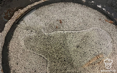 Сковородку смажьте растительным маслом и поставьте на средний огонь.