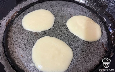 Из 1/2 части теста сформируйте три небольших блинчика. 