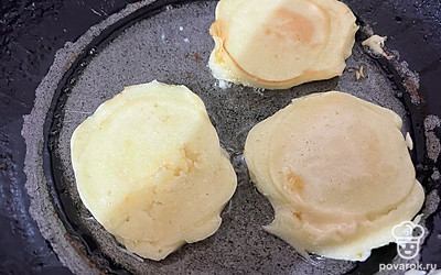 Обжаривайте блинчики с двух сторон до появления золотистой корочки. Это примерно по 3-5 минут с каждой стороны. 