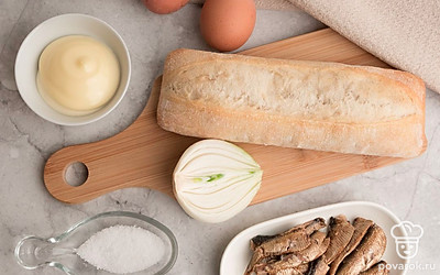 Подготовьте все ингредиенты. Заранее отварите яйца и очистите репчатый лук.