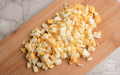 Вареные яйца нарежьте небольшими кубиками.