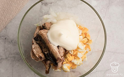 Нарежьте небольшими кубиками репчатый лук. В подходящую емкость выложите яйца, лук и шпроты. Добавьте майонез, посолите по вкусу и смешайте до однородности.