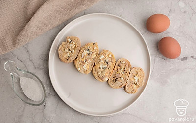 Начините багет полученной смесью и нарежьте на ломтики толщиной около 1 см. Багет фаршированный яйцом и тунцом выложите на тарелку и украсьте на свой вкус. Приятного аппетита!