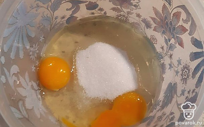 Берем 2 яйца, добавляем соль и сахар, взбиваем.