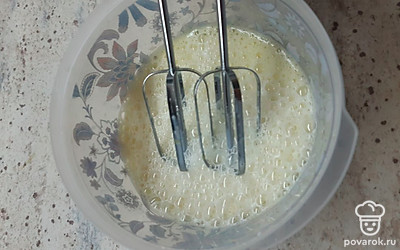 Во взбитые яйца добавляем молоко и опять взбиваем.