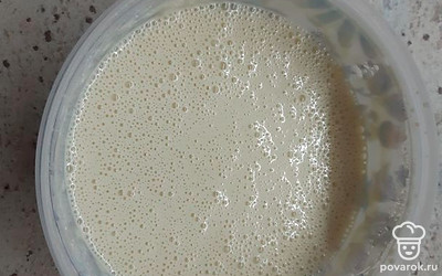 Добавляем муку и перемешиваем. 