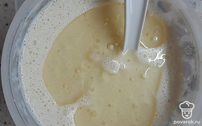 Поверх теста выливаем растительное масло и не перемешиваем.