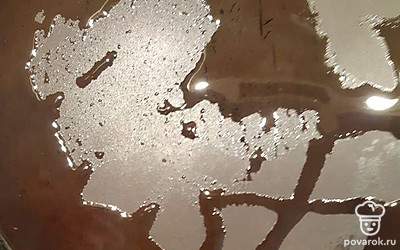 Сковороду хорошо разогреваем и смазываем растительным маслом.