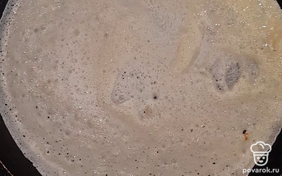 Наливаем блинное тесто и распределяем по всей поверхности сковороды.