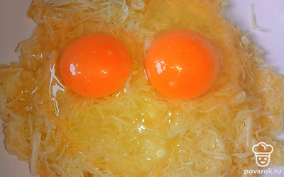 Натрите кабачок на мелкой терке (сок отжимать не нужно). Добавьте к тертому кабачку 2 яйца.