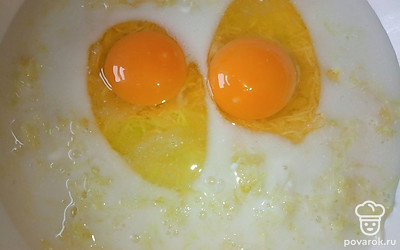 Добавьте к тертому кабачку с яйцами молоко и посолите по вкусу.