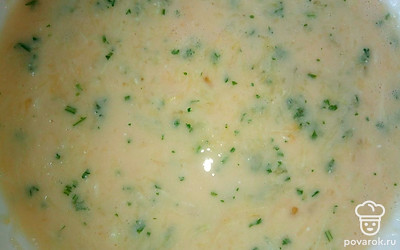 Накрошите мелко свежую зелень и добавьте ее в молочно-яичную массу с тертым кабачком.