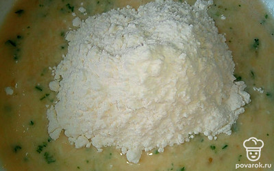 Добавьте муку и хорошо перемешайте массу до однородности. Перед обжариванием добавьте 1 столовую ложку растительного масла и перемешайте. Обжаривайте блины на разогретой и смазанной растительным маслом сковороде с двух сторон до румяности.