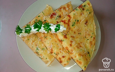 Подавайте со сметаной. Можно украсить веточками зелени.