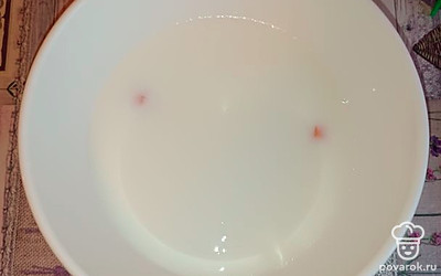 Молоко подогреть. В теплое молоко добавить яйца, соль и сахар, перемешать до однородности. В муку всыпать разрыхлитель. Затем в молочную смесь частями ввести просеянную муку с разрыхлителем. Хорошо перемешать, чтобы не осталось комочков.