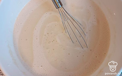 Затем в тесто добавить растительное масло, хорошо перемешать.