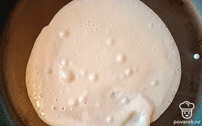 Хорошо разогретую сковороду немного сбрызнуть растительным маслом для первого блина. Выпекать блины. Больше смазывать маслом не надо.