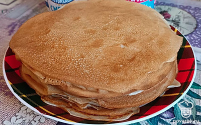 Подать можно со сметаной и сгущенным молоком.