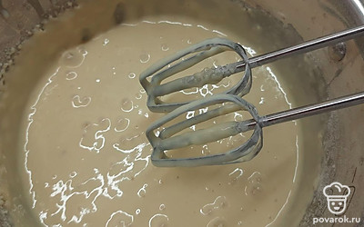 Добавить к яйцам с сахаром муку и молоко, хорошо перемешать.