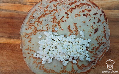 На каждый блин выложить немного творога.