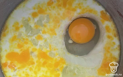 Смешайте молоко, яйца, масло, сахар и разрыхлитель.