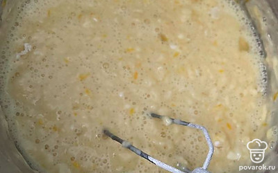 Добавьте муку и взбейте все миксером 5 минут.