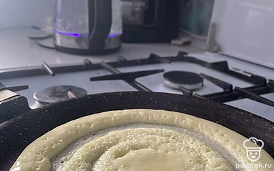 Выпекайте на сковороде блины (каждую сторону по 20-30 секунд до готовности).