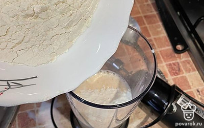 Сначала по вашему любимому рецепту делаем смесь для блинов, выпекаем. Делюсь своим рецептом. Смешиваем молоко (250 миллилитров), муку (100 граммов), сахар (1 столовая ложка), соль (1/2 чайной ложки), 2 яйца и ложку растительного масла. Все смешиваем.