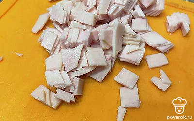 Мелко нарезаем ветчину.