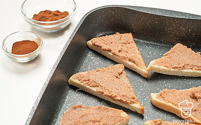 Сформируйте тосты. Обильно намажьте начинкой хлеб, не пропуская края. Разложите заготовки на противне, готовьте 5-7 минут, пока хлеб не за карамелизуется.