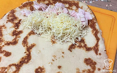 Выкладываем ветчину и сыр. Складываем блинчик любым удобным способом.