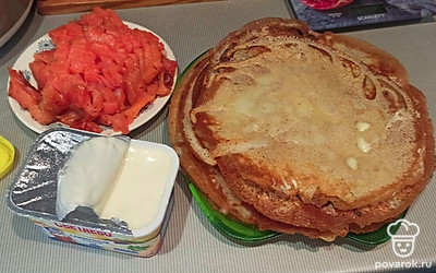 Подать блинчики с вашей любимой начинкой.