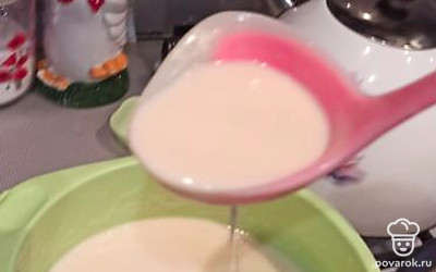 Взбить яйца с сахаром, солью. Добавить молоко, муку, кипяток, растительное масло, чтобы получилось жидкое тесто.