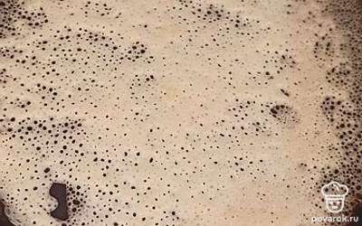 Жарить блинчики на сухой сковороде.