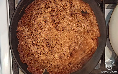 Через минуту перевернуть блинчик на другую сторону.