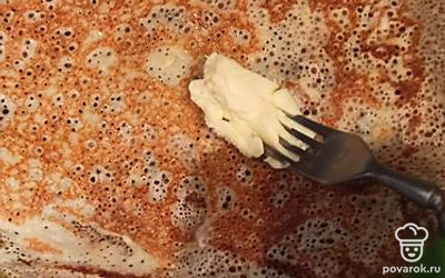 Готовые блинчики смазать сливочным маслом. 