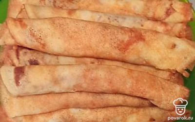 Намазать плавленым сыром, положить кусочек семги и свернуть в трубочку.