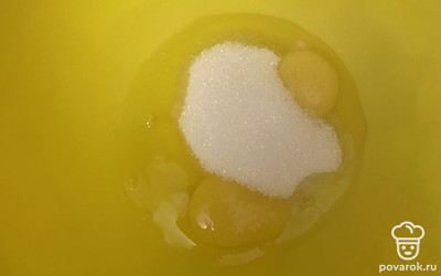 Смешать яйца с сахаром, взбить венчиком.