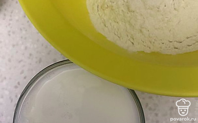 Посолить, всыпать муку, разрыхлитель, хорошо перемешать, добавляя молоко.