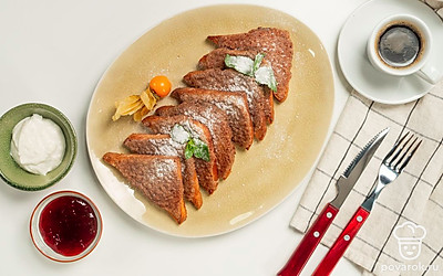 Тосты со специями посыпьте сахарной пудрой, подайте со свежезаваренным эспрессо.