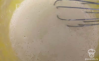 Влить кипяток, перемешать, добавить растительное масло, дать немного постоять.