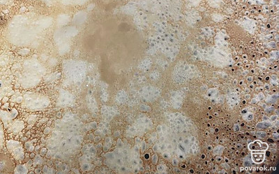 Хорошо разогреть сковороду. Смазать маслом, выпекать блины на среднем огне с двух сторон до золотистого цвета.