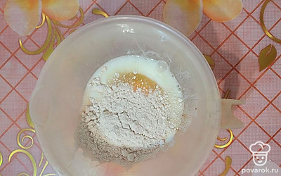 В глубокой миске смешать яйцо, кефир, сахарозаменитель, разрыхлитель и овсяную муку.