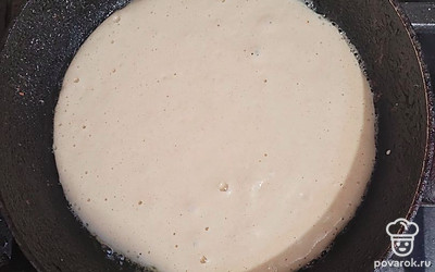 Получившуюся смесь вылить на разогретую сковороду с каплей растительного масла. Блинчик жарить с обеих сторон по 3-4 минуты до золотистого цвета.