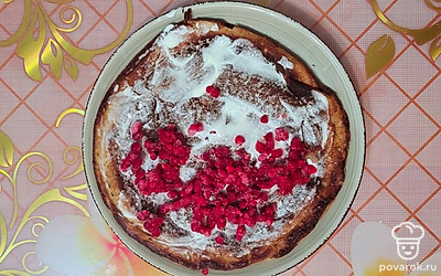 Готовый блинчик смазать сметаной, на одну половинку выложить ягоды малины, накрыть второй половинкой. 